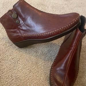 SAS Jade Chestnut Leather Ankle Bootie Size 9.5W